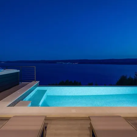 Seaview Aria: Spectacular 3-bedroom Retreat *