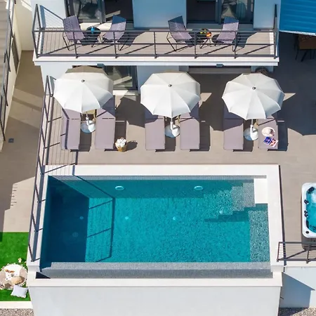 Seaview Aria: Spectacular 3-bedroom Retreat *