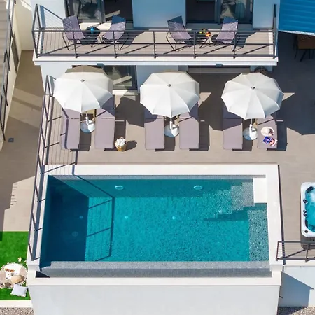Seaview Aria: Spectacular 3-bedroom Retreat *