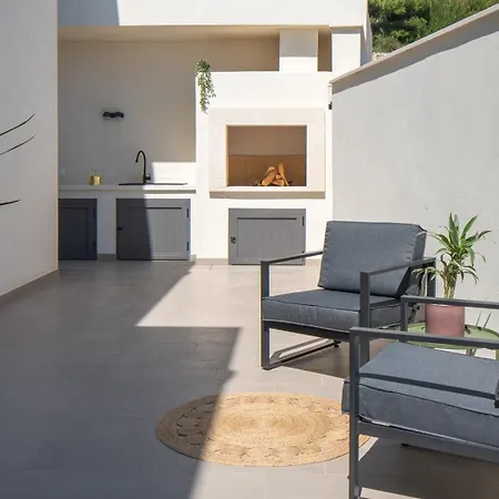 Seaview Aria: Spectacular 3-bedroom Retreat *