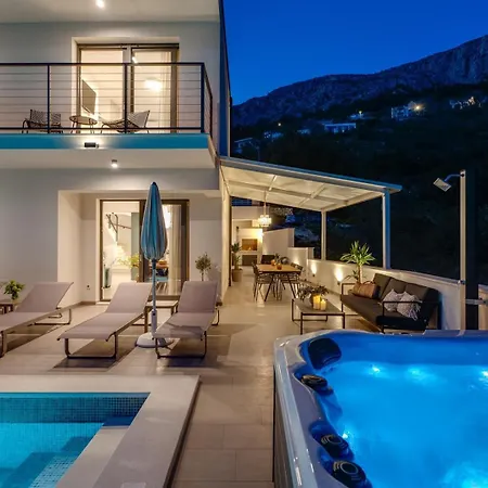 Seaview Aria: Spectacular 3-bedroom Retreat
