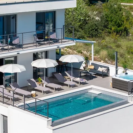Seaview Aria: Spectacular 3-bedroom Retreat *