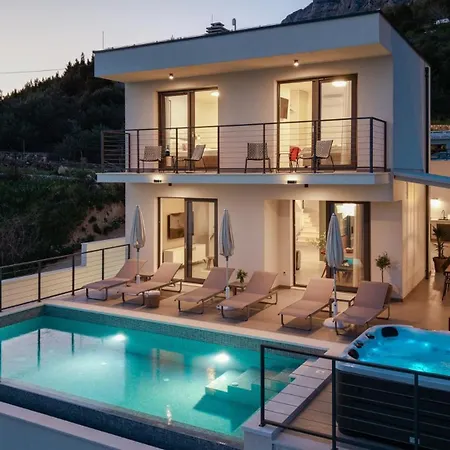 Seaview Aria: Spectacular 3-bedroom Retreat Villa